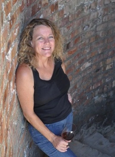 CATHY-MARSHALL-on-brick-staircase-300x360.png
